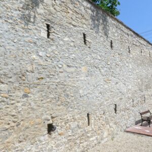 Középkori várfalmaradvány