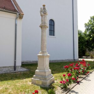 Szobrok, sírkövek a templom körül